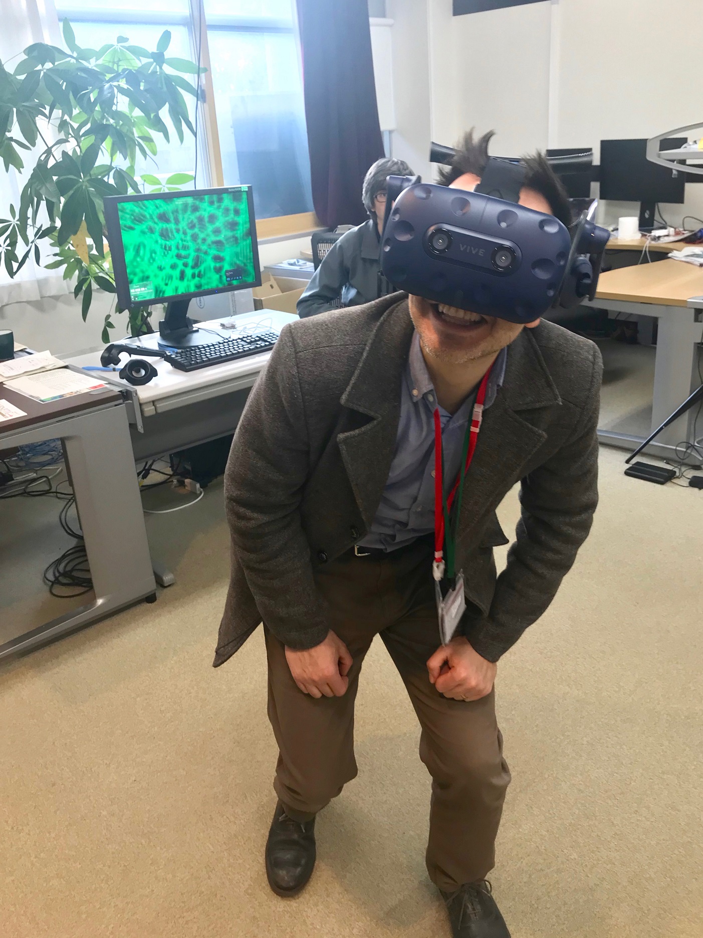 A participant of an ABBL international workshop, who is also exploring VR, tries our latest demo.
